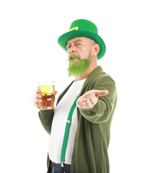 Uomo maturo divertente con vetro di birra invitante spettatore su sfondo bianco. Festa di San Patrizio — Foto Stock