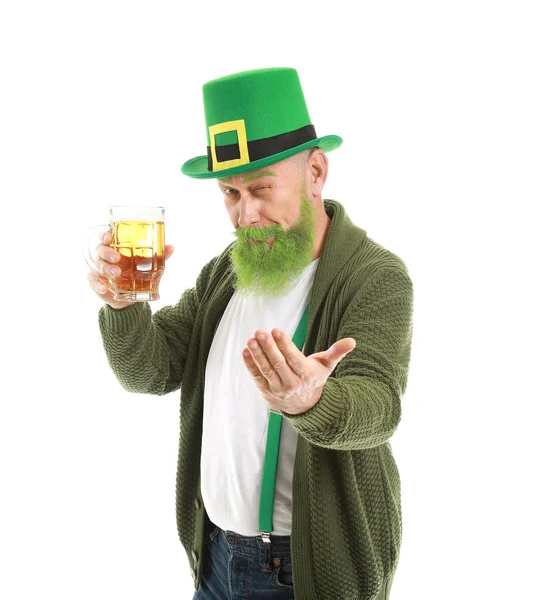 Hombre maduro divertido con vaso de cerveza invitando espectador sobre fondo blanco. Celebración del Día de San Patricio —  Fotos de Stock