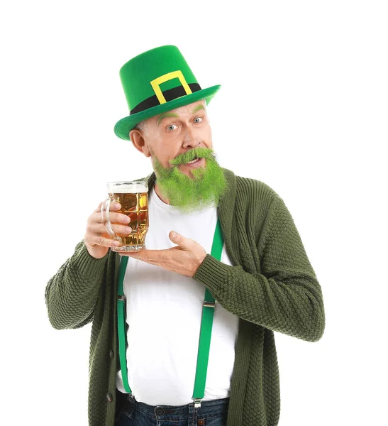 Vicces, érett férfi egy pohár sörrel fehér háttéren. Szent Patrik napi ünnepség — Stock Fotó