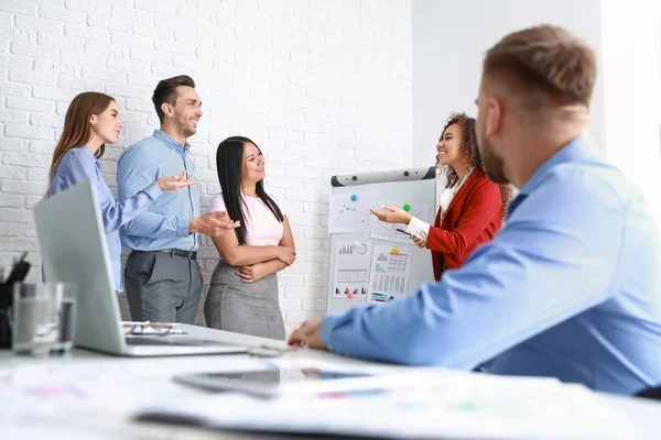 Kolleger diskuterar frågan vid ett affärsmöte — Stockfoto