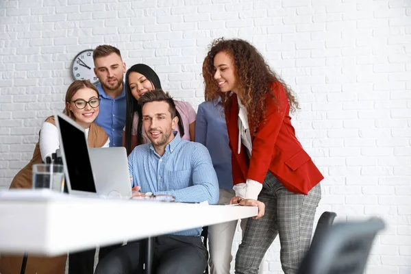 Colleagues discussing issue at business meeting in office — Stock Photo, Image