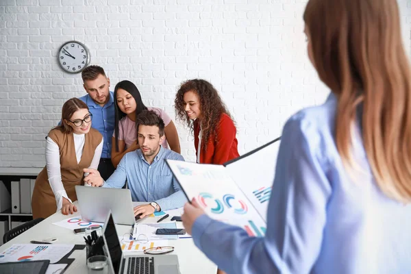 Kolleger diskuterar frågan vid ett affärsmöte — Stockfoto