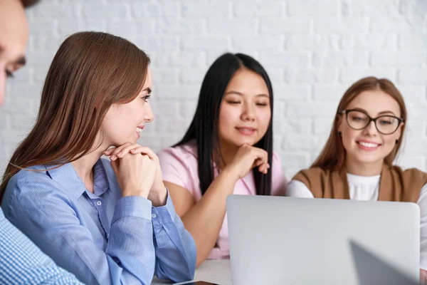 Colleagues discussing issue at business meeting in office — Stock Photo, Image