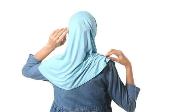 Όμορφη Άραβας γυναίκα σε λευκό φόντο, πίσω όψη — Φωτογραφία Αρχείου