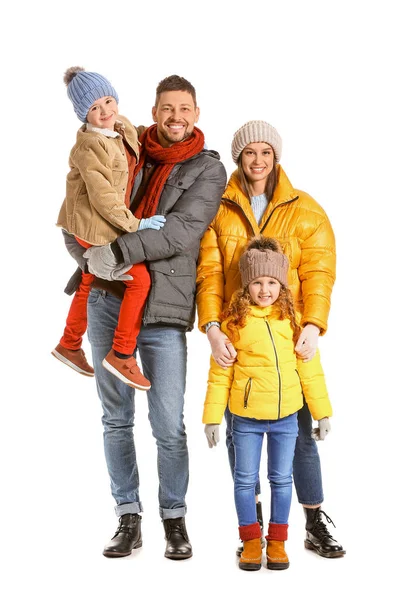 Beyaz arka planda kışın giyilen mutlu aile. — Stok fotoğraf