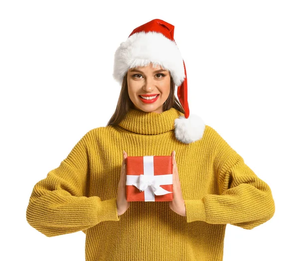Bella giovane donna in cappello Babbo Natale e con regalo di Natale su sfondo bianco — Foto Stock