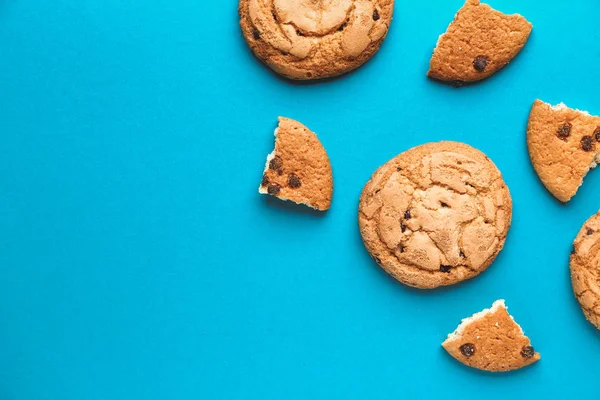 Biscuits savoureux avec pépites de chocolat sur fond de couleur — Photo