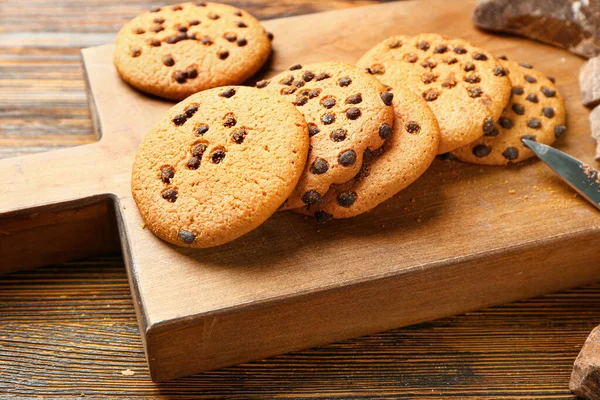 Tasty cookies with chocolate chips on wooden background — Stock Photo, Image