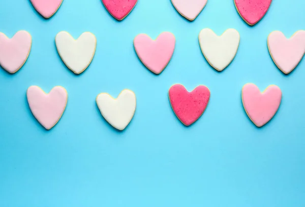 Печиво у формі серця для Валентина на кольоровому фоні. — стокове фото
