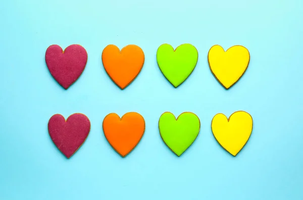 Hartvormige koekjes voor Valentijnsdag op kleur achtergrond — Stockfoto