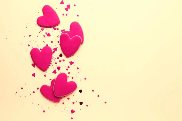 Herzförmige Plätzchen zum Valentinstag auf farbigem Hintergrund — Stockfoto