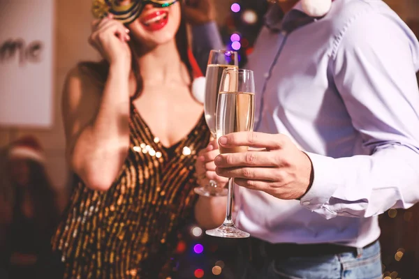 Freunde feiern Silvester auf Party — Stockfoto