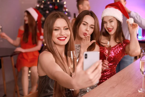 Przyjaciele robiący selfie na przyjęciu sylwestrowym — Zdjęcie stockowe