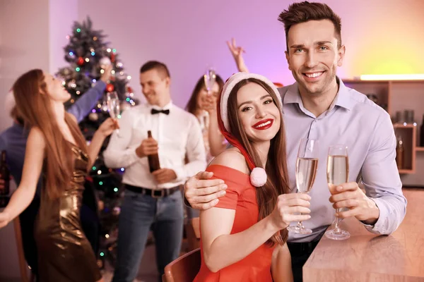 Friends having fun and drinking champagne at New Year party — Stock Photo, Image