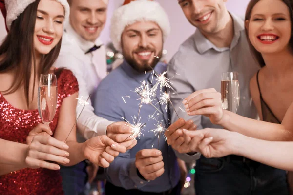 Freunde mit Wunderkerzen amüsieren sich bei Neujahrsparty — Stockfoto