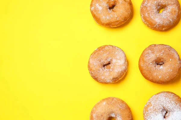 Doce saboroso donuts em fundo de cor — Fotografia de Stock