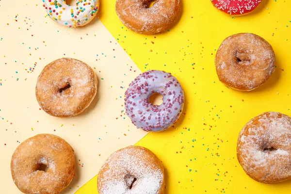 Doce saboroso donuts em fundo de cor — Fotografia de Stock