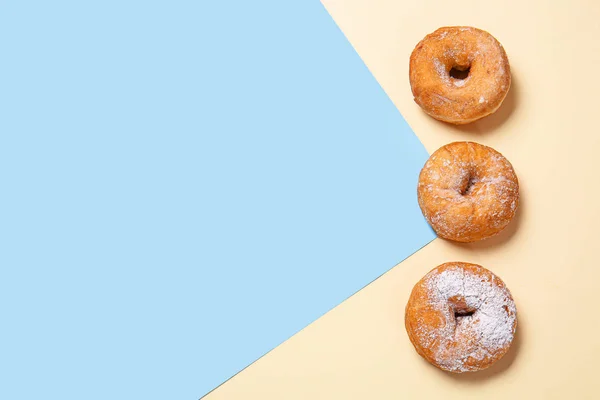 Süße leckere Donuts auf farbigem Hintergrund — Stockfoto