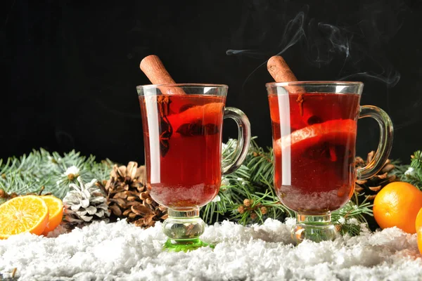 Glasbecher mit leckerem Glühwein auf dem Tisch — Stockfoto