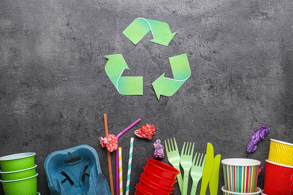 Basura diferente sobre fondo oscuro. Concepto de reciclaje —  Fotos de Stock