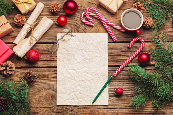 Composición navideña con hoja de papel vacía sobre fondo de madera — Foto de Stock