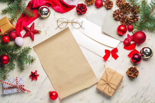 Composição de Natal com folha de papel vazia no fundo branco — Fotografia de Stock