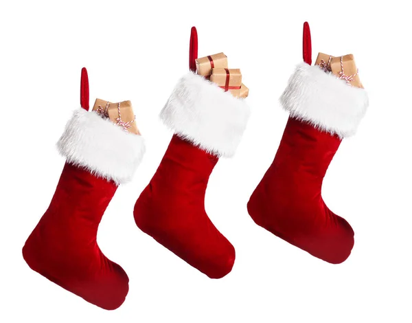 Χριστουγεννιάτικες κάλτσες με δώρα σε λευκό φόντο — Φωτογραφία Αρχείου
