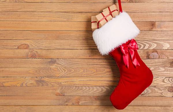 Karácsonyi zokni ajándékokkal fa háttér — Stock Fotó