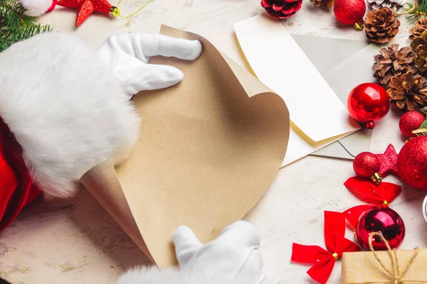 Άγιος Βασίλης με άδειο φύλλο χαρτιού σε λευκό τραπέζι — Φωτογραφία Αρχείου