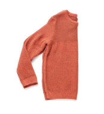 Beyaz arkaplanda şık bir kış süveteri