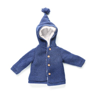 Beyaz arka planda örülmüş çocuk ceketi