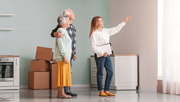 Real estate agent showing senior couple a new house — Stock Photo, Image