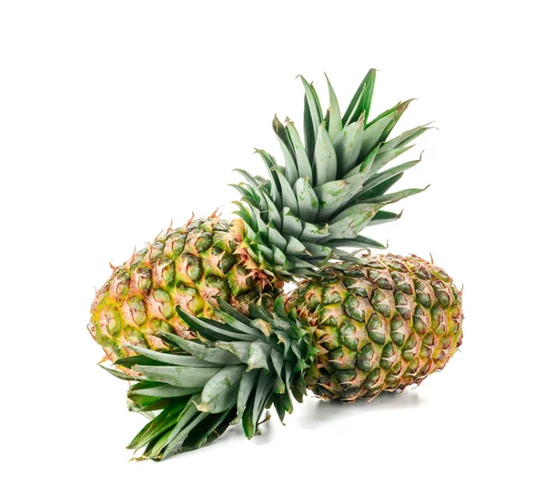 Färsk mogen ananas på vit bakgrund — Stockfoto
