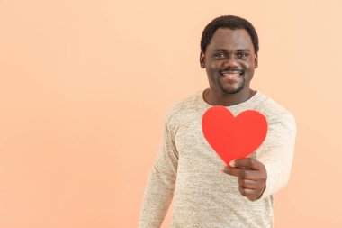 Kırmızı kalpli Afro-Amerikalı bir adam.