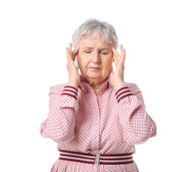 Beyaz arka plan üzerinde baş ağrısı muzdarip kadın kıdemli