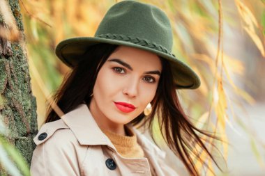 Güz gününde parkta güzel bir genç kadın.