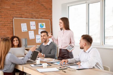 Ofisteki iş toplantısında iş arkadaşları konuyu tartışıyor