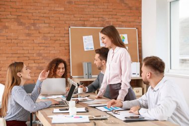 Ofisteki iş toplantısında iş arkadaşları konuyu tartışıyor