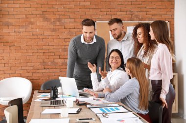 Ofisteki iş toplantısında iş arkadaşları konuyu tartışıyor