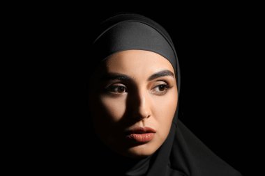Koyu arkaplanda güzel bir Arap kadın