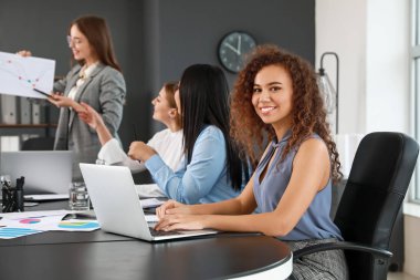 Ofisteki iş toplantısında iş arkadaşları konuyu tartışıyor