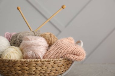 Masada örgü iplikleri olan sepet.