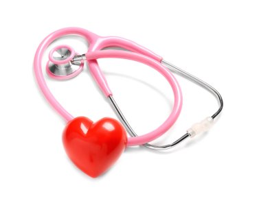 Beyaz arka plan üzerinde stetoskop ve kırmızı kalp. Kardiyoloji kavramı