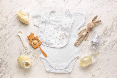 beyaz arka planda bebek kıyafetleri ve aksesuarları