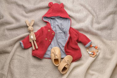 Ekoseli bebek kıyafetleri ve aksesuarları.