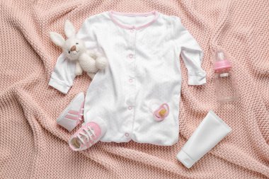 Ekoseli bebek kıyafetleri ve aksesuarları.