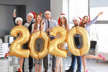 Yeni yıl partisinde iş arkadaşları