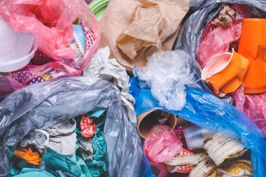 Arka plan olarak pek çok farklı çöp. Geri dönüşüm kavramı