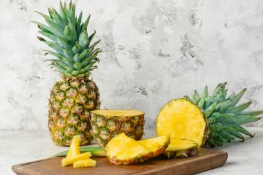 Taze olgun ananaslar masada.