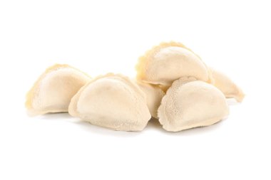 Beyaz arkaplanda çiğ hamur köftesi